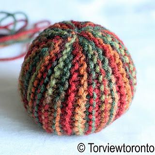 Knitted Soft Playing ball Pattern Knitted Ball, Christmas Knitting Patterns Free, Knitted Toys Free Patterns, Beginner Knitting Patterns, Christmas Knitting Patterns, How To Start Knitting, Knitted Dolls, Knitting For Kids, Christmas Knitting