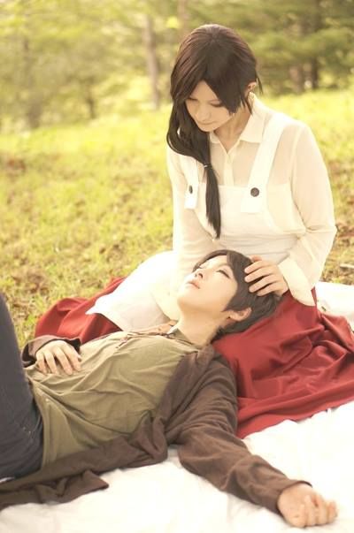 SnK Lap Pillow Pose, Eren Cosplay, Anime Couples Sleeping, Clothing Folds, Couple Reference, Sleeping Pose, 3d Pose, Couple Cosplay, Couple Poses Reference