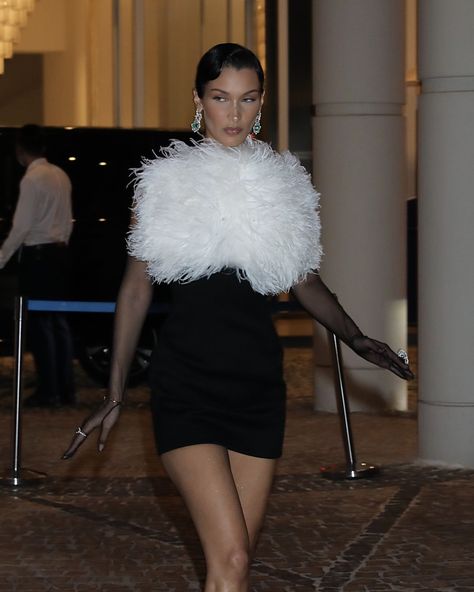 Bella Hadid Outfits, Bella Hadid, Cannes, Runway Fashion, Fashion Inspo Outfits, Fashion Models, High Fashion, Feathers, Flapper Dress