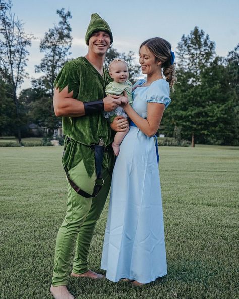 Sadie Robertson Huff on Instagram: “TO NEVERLAND💚!!!” Cute Family Costumes, 3 Family Halloween Costumes, Halloween With Baby, Peter Pan Kostüm, Peter Pan Halloween Costumes, Disney Family Costumes, Matching Family Halloween Costumes, Family Halloween Ideas, Sadie Robertson Huff