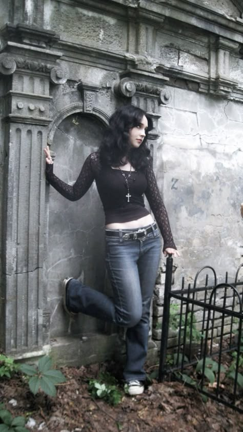 goth, grunge, grunge aesthetic, photo idea, photo ideas, beauty, cat beauty Outfit Ideas Goth Punk, Goth And Grunge Outfits, Evanescence Aesthetic Outfit, Emo Jeans Outfit, 60s Goth Aesthetic, Subtle Goth Aesthetic, Goth Girl Outfits Aesthetic, Goth Outfit With Jeans, Grunge Outfits With Jeans