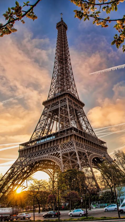 Best Hotels In Paris, Paris Photography Eiffel Tower, Awesome Backgrounds, Torre Eiffel Paris, Paris Tower, Eiffel Tower Photography, Underwater Portrait, Hotels In Paris, Eiffel Tower At Night