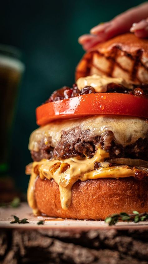 Fast Food Photography Ideas, Diner Food Photography, Burger Photography Ideas, Hamburger Photography, Food Photoshoot Ideas, Big Hamburger, Burger Aesthetic, Sweet Burger, Creative Food Photography