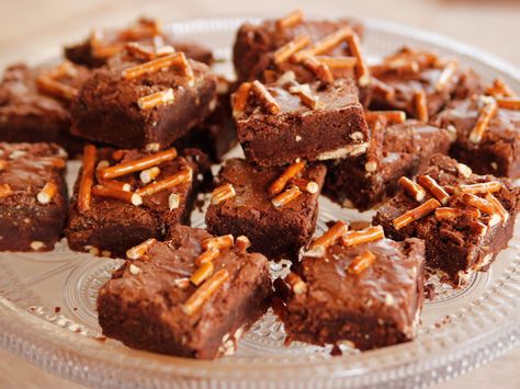 Salted Pretzel Brownies : Not only does Ree bake her buttery brownies right on top of a crushed pretzel base, but she also adds a layer of pretzels atop the brownies. There's plenty of salty, crunchy taste and texture in this dessert. Brownies Pioneer Woman, Pioneer Woman Desserts, Pretzel Brownies, Ree Drummond Recipes, Salted Pretzel, Brownie Ingredients, Homemade Brownies, Giada De Laurentiis, Ree Drummond