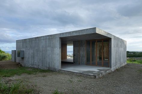 Concrete Houses Design, Mini Concrete House, Simple Concrete House, Modern Concrete House Exterior, Small Houses Architecture, Concrete Homes Plans, Small Concrete House Design, Concrete Small House, Tiny Concrete House