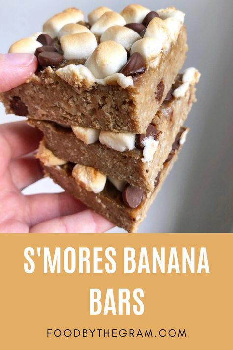 Just 4 ingredients make up these tasty vegan bars which taste like s'mores and banana bread all in one! Marshmallow Banana Bread, Banana Marshmallow Desserts, Banana Smores, Vegan Bars, Marshmallow Desserts, Marshmallow Bars, Recipes Using Bananas, Banana Bars, Vegan Bar