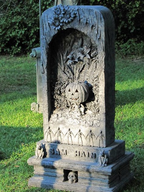 Styrofoam Halloween Decorations, Diy Headstone Decorations, Diy Gravestones, Beautiful Tombstones, Diy Tombstone, Halloween Lawn Decor, Halloween Stones, Sam Hain, Halloween Tombstones Diy