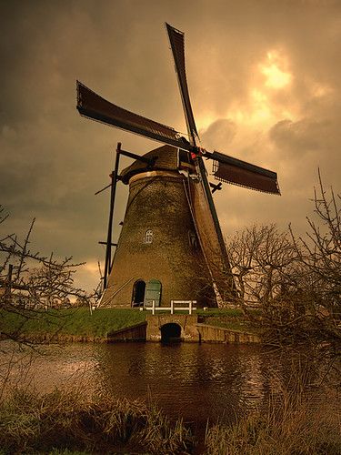 Windmill Images, Netherlands Windmills, Windmill Water, Holland Windmills, Old Windmills, Dutch Windmills, Chateau France, Water Wheel, Cloudy Sky