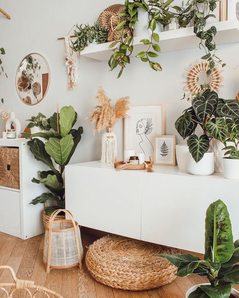 Plants In Living Room, Boho Home Inspiration, Lots Of Plants, Living Room Plants, Boho Room Decor, Bedroom Plants, Boho Bedroom Decor, Boho Room, Bohemian Living Room