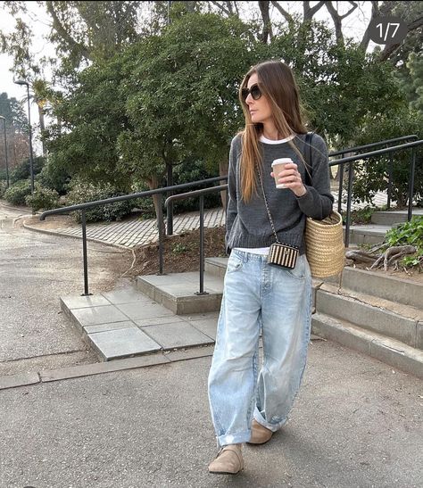 Barrel Jeans Outfit, Ugly Fashion, Look Boho Chic, Barrel Jeans, Jeans Street Style, Funky Outfits, Fabulous Clothes, Jeans Outfit, Denim Details