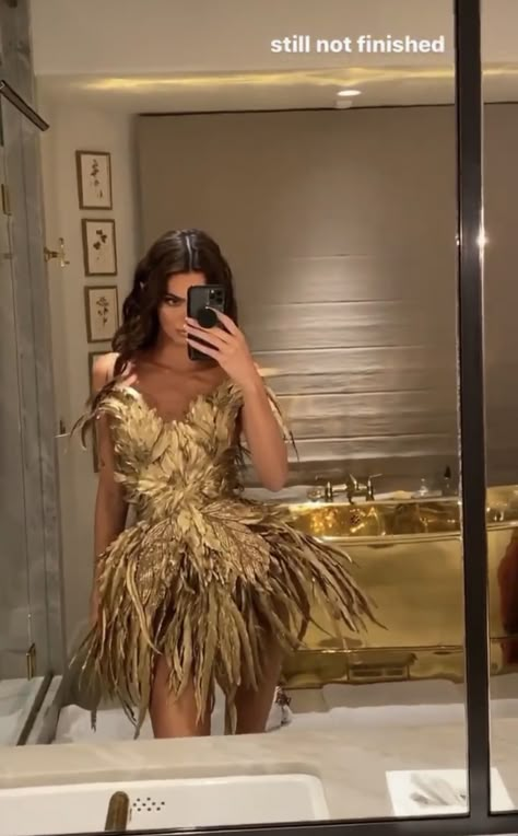 Diva Halloween Costumes, Kendall Halloween Costume, Kendall Jenner Fairy Costume, Kendall Jenner Gold Fairy, Kendall Jenner Witch Costume, Golden Fairy Costume, Kendall Jenner Fairy, Golden Angel Costume, Kendall Jenner Halloween Costume