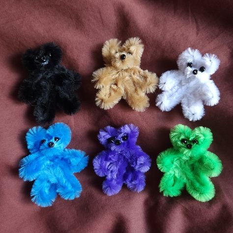 mini teddy bears made out of pipe cleaners and beads! would be cute for a doll house #teddybears #crafts #artsandcrafts #diy #diys #kidsdiys #kidscrafts #pipecleaners #easydiys #miniatures #diydollhouse #handmade Teddy Bear Pipe Cleaner, How To Make Pipe Cleaner Animals, Pipecleaners Crafts Easy, Pipe Cleaner Teddy Bear, Pipe Cleaner Crafts For Adults, Pipe Cleaner Bear, Origami Reindeer, Fuzzy Wire, Craft Pipe Cleaner