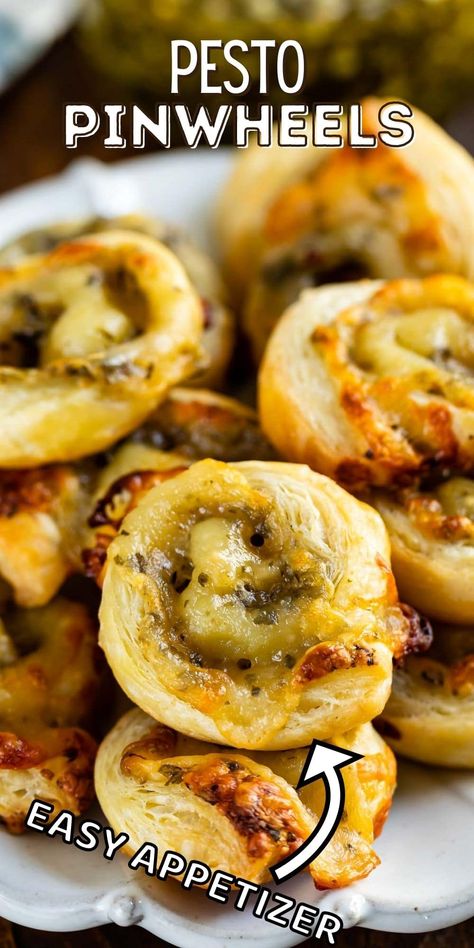 Vegetarian Hors D’oeuvres, Appetizers With Puff Pastry, Pesto Pinwheels, Pesto Appetizers, Creative Appetizers, Puff Pastry Pinwheels, Puff Pastry Appetizers, Pesto Cheese, Pinwheel Appetizers