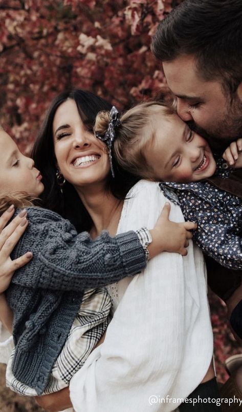 Family Christmas Pictures With Twins, Family Photoshoot Four People, Family Photoshoot Two Daughters, Family Photoshoot 4 People, Outdoor Christmas Family Photos, Fun Family Photoshoot Ideas, Unique Family Photoshoot Ideas, Family Of 4 Photo Ideas, Family Of 4 Photoshoot