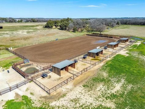 Simple Horse Barns, Minecraft Horse Stables, Horse Farm Layout, Horse Riding Arena, Livestock Barn, Barn Layout, Horse Farm Ideas, Cattle Barn, Horse Barn Ideas Stables