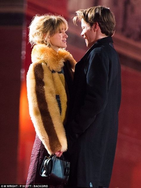 (Stranger) Things are getting serious! Beaming Charlie Heaton and Natalia Dyer couldn't take their eyes off each other on during their red carpet debut at the Fashion Awards 2017 in Kensington Gore on Monday Charlie And Natalia, Jonathan And Nancy, Celeb Icons, 90s Indie, Romcom Movies, Charlie Heaton, Jonathan Byers, Natalia Dyer, Cast Stranger Things