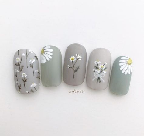 Chamomile Nails, Nature Nails Designs, Irotoiro Nail, Cute Nails Designs, Nail Natural, Sunflower Nail Art, Korean Nail Art, Sunflower Nails, Colorful Nail