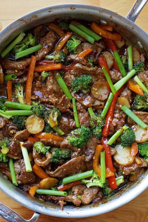 There's no need to order out! This easy 30 minute Mongolian beef stir-fry is fresh, flavorful and ready to go in a hurry! Crockpot Recipes Beef Stew, Beef Steak Recipes, Mapo Tofu, Mongolian Beef, Crockpot Recipes Beef, Beef Recipes Easy, Stir Fry Recipes, Beef Recipes For Dinner, Idee Pasto Sano