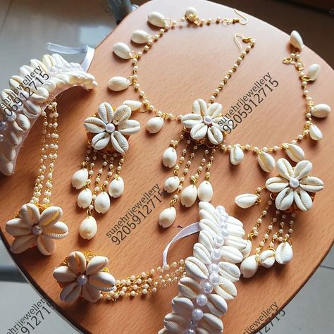 Haldi Jwellary, Ceremony Order, Flower Jewellery For Mehndi, Shell Jewellery, Mehendi Ceremony, Bridal Jewellery Design, Antique Bridal Jewelry, Handmade Fashion Jewelry, Classy Jewelry