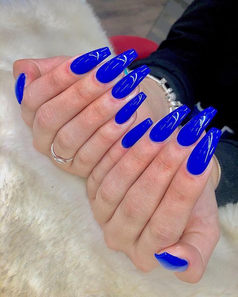 Dm Me 🌸⠀Mia🌴⠀(Spanish/English) on Instagram: “💙❄️ #glowinthedarknails #glow #nails #nailsonfleek #nailswag #nailsaddict #swarovski #swarovskinails #coffinnails #stilletonails #marble…” Autumn Acrylics, Dark Blue Acrylic Nails, Bright Summer Acrylic Nails, Deluxe Nails, Nails Shape, Blue Coffin Nails, Dark Blue Nails, Unghie Sfumate, Long Acrylic Nail Designs