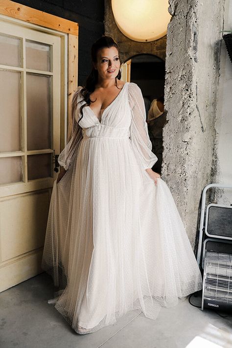 Studio Levana, Plus Size Wedding Dresses With Sleeves, Curvy Wedding, Plus Wedding Dresses, Plus Size Wedding Gowns, Boda Mexicana, Curvy Bride, Couture Wedding Gowns, Rustic Wedding Dresses