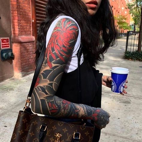 Tato Irezumi, Tattoo Japonais, Traditional Japanese Tattoo Sleeve, Japanese Tattoo Women, Black Sleeve Tattoo, Boys With Tattoos, Blackout Tattoo, Traditional Tattoo Sleeve, Inspiration Tattoos