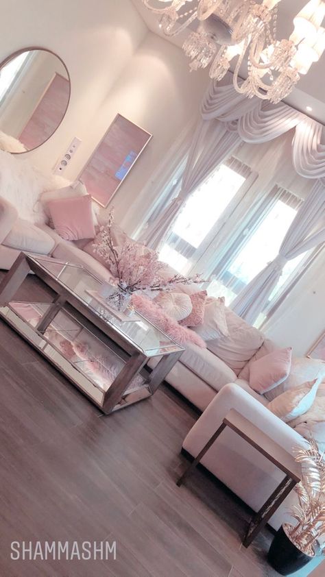 Pink And Gold Living Room, Sala Aesthetic, Pink And White Decor, Country Living Room Design, Romantic Living Room, Pink Living Room Decor, Girl Apartment Decor, Cozy Living Room Design, Girly Apartment Decor