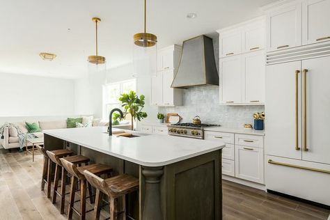 Find yourself transfixed by the clean, tranquil and fresh appeal of Malibu White shaker cabinets in a crisp matte finish. Neutral and welcoming, this Hampton Pewter stained cabinet blends grey and brown tones for a perfect union of trendiness and timeless. Countertop Edges, White Shaker Cabinet, Cabinets To Go, Free Kitchen Design, White Shaker Cabinets, Plywood Cabinets, Flooring Inspiration, Kitchen Gallery, Cabinets And Countertops