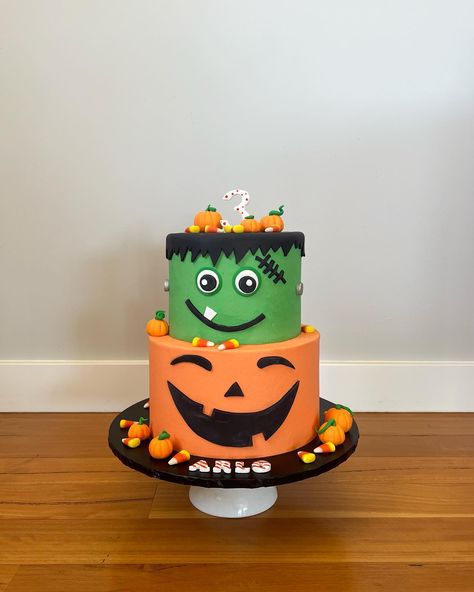 How cool did this Halloween themed... - Sweet Things by Sarah Halloween Loaf Cake Decoration, Halloween Themed Birthday Cake, Pastel Halloween Birthday Cake, Cookie Cake Halloween Design, Striped Halloween Cake, Halloween Monster Cake Ideas, Spooky Birthday, Food C, Gingerbread Decorations