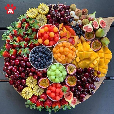 Sommer Mad, Fruit Platter Designs, Decorações Com Comidas, Party Food Buffet, Party Food Platters, Charcuterie Recipes, Food Displays, Buffet Food, Fruit Platter