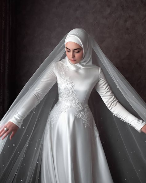 70 Kg Woman Outfit, Amazing Dresses Gowns, Muslimah Wedding Dress Brides Hijab Styles, Hijabi Wedding Dress Simple, Simple Wedding Dress Hijab, Best Casual Dresses, Muslimah Wedding Dress, Nikah Dress, Muslimah Wedding