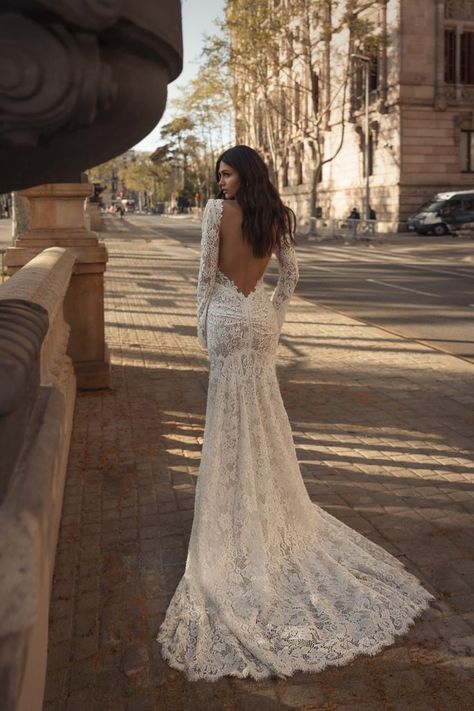 Julie Vino Wedding Dress, Estilo Rachel Green, Bridal Designers, 2020 Wedding Dresses, Wedding Dress Guide, Wedding Dresses 2020, Fit And Flare Wedding Dress, Trendy Wedding Dresses, Dress Guide