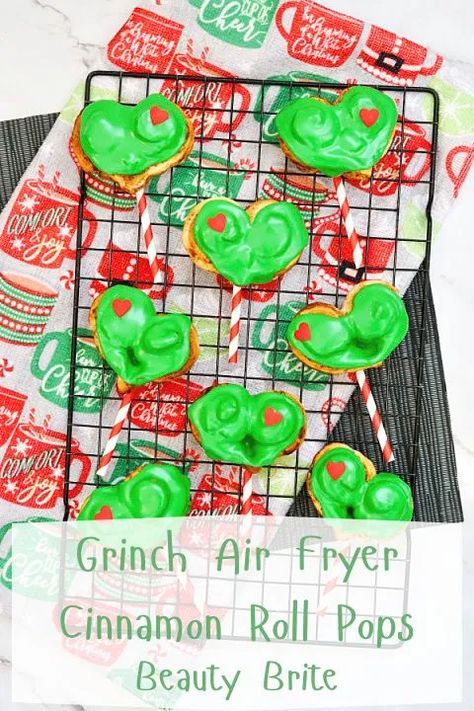 Garlic In Your Soul Rolls Grinch, Grinch Cinnamon Rolls, Grinch Breakfast Ideas For Kids, Grinch Crispy Treats, Cute Christmas Desserts Grinch, Heart Cinnamon Rolls, Cinnamon Roll Frosting, Heart Sprinkles, Beauty Pop