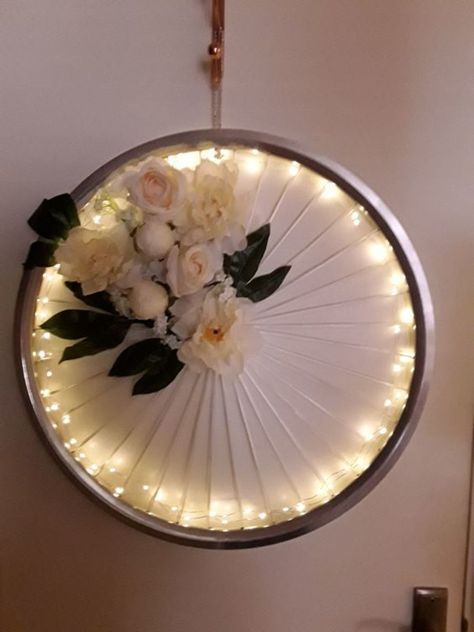 Wheel Wreath Ideas, Bicycle Wheel Decor, Bicycle Wheel Wreath, Wheel Wreath, Christmas Garden Decorations, Decoration Evenementielle, Bicycle Decor, Wheel Decor, Bicycle Wheel