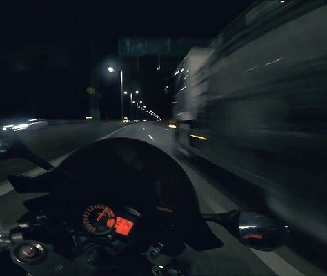 Night Ride Motorcycle Aesthetic, رورونوا زورو, Bike Aesthetic, Motorcycle Aesthetic, Biker Aesthetic, Night Biking, Biker Love, Pretty Bike, Street Racing