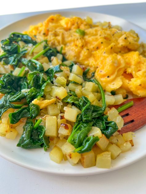 Potato Hash & Spinach Breakfast Spinach And Eggs, Potatoes With Onions, 10 Minute Breakfast, The Modern Nonna, Modern Nonna, Healthy Nutella, Spinach Breakfast, Yukon Potatoes, Turkey Breakfast