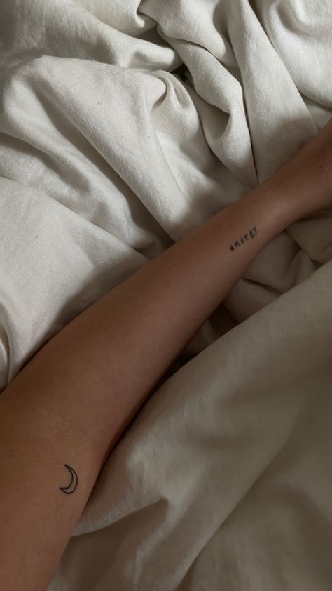 Moon Tattoo Hand, Moon Tattoo Arm, Moon Arm Tattoo, Energy Tattoo Ideas, Moon Wrist Tattoo, Simple Moon Tattoo, Cutest Tattoos, Moon Tattoo Wrist, Fine Tattoo