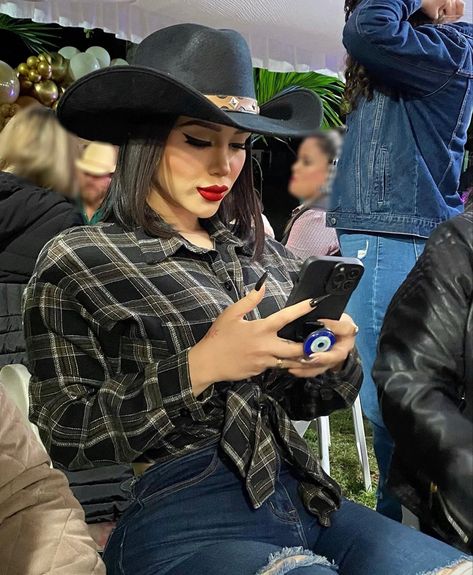 Black And Red Cowgirl Outfit, Cowboy Hat Outfits Woman, Black Cowboy Hat Outfit Woman, Outfits Rancheros Mujer, Cowboy Hat Outfit Woman, Casual Rodeo Outfits, Casual Rodeo Outfits For Women, Outfit Buchona, Ranchera Outfits Mexican