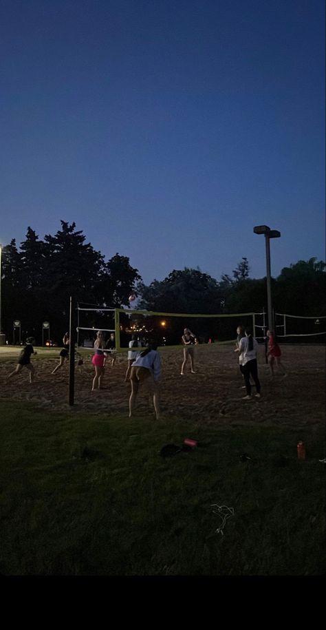 Summer Volleyball Aesthetic, Outdoor Volleyball Aesthetic, Volleyball Outside, Volly Ball Aestethic Girl, Volleyball Friends Aesthetic, Volleyball On Beach Aesthetic, Night Volleyball, Volleyball Camp, Life In Usa