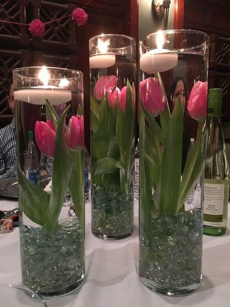 21 Fresh & Cheerful Summer Centerpiece Ideas To Try Out Summer Centerpiece Ideas, Tulip Centerpiece, 2x4 Projects, Floating Candle Centerpieces, Tulips Arrangement, Idee Babyshower, Summer Centerpieces, Diy Cushions, Tafel Decor