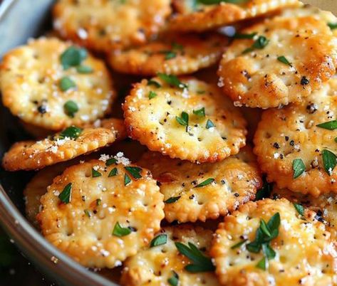 Garlic Bread Ritz Bits – Chloe foods Maple Glazed Sweet Potatoes, Ritz Bits, Ritz Cracker Recipes, Cheesy Snack, Crowd Pleasing Appetizers, Appetizers Easy Finger Food, Finger Foods Easy, Snack Mix Recipes, Quick Snack