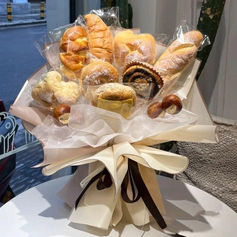 Bouquet Of Food, Bouquet Snack Aesthetic, Bread Bouquet, Snack Bouquet, Food Bouquet, Edible Bouquets, Diy Bouquet Wrap, 귀여운 음식 그림, Cupcake Bouquet