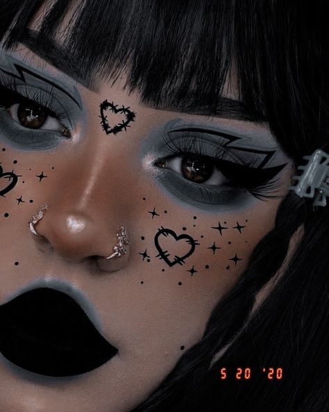 Monster High Eye Makeup, Goth Party Makeup, Simple Gothic Makeup, Preshower Makeup, Funky Makeup Creative, Egirl Nails, Derby Makeup, Maquillaje Aesthetic, Monster High Makeup