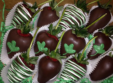 St. Patrick's Day Chocolate Covered Strawberries Strawberry Business, Businesses Ideas, Strawberry Recipe, How To Make Green, Strawberry Decor, Chocolate Covered Strawberry Recipe, St Patrick Day Treats, San Patrick, Covered Strawberry