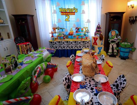 Toy Story / Birthday "Xaviers 2nd Birthday" | Catch My Party Toy Story Birthday Party Table Ideas, Toy Story Party Table Setting, Toy Story Table Decorations, Toy Story Centerpieces Ideas, Toy Story Birthday Party Ideas, Woody Birthday, Toy Story Party Decorations, Deco Disney, 2nd Birthday Party For Boys