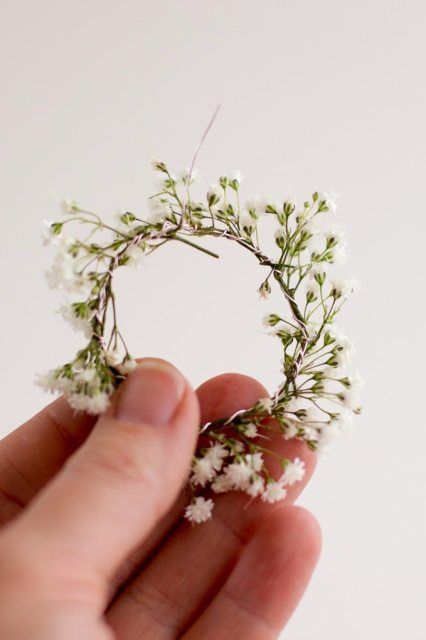 Twine Crafts Diy, Natural Easter Eggs, Easter Egg Design, Wreath Crown, Diy Easter Eggs, Fun Holiday Crafts, Diy Floral Wreath, Egg Design, Diy Confetti