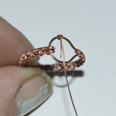 Deborah Kelly's Wire Woven Drumstick Earrings and Ring | Wire Weaving Wire Weave Ring, Wirewrap Jewelry, Simple Weaving, Wire Rings Tutorial, Wire Weaving Techniques, Weaving Wire, Diy Wire Jewelry Rings, Wire Bending, Wire Jewelry Earrings