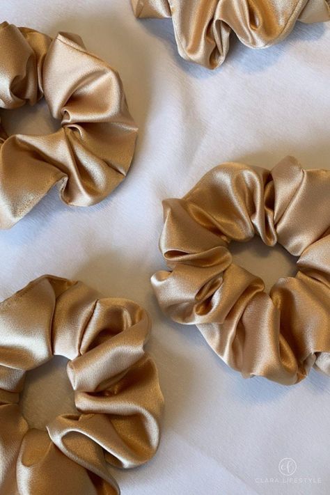 Scrunchies Business, Sew A Scrunchie, Fabric Scrunchies, Cute Scrunchies, Diy Hair Scrunchies, Easy Room Decor, Scrunchies Diy, Handmade Scrunchie, Satin Scrunchies