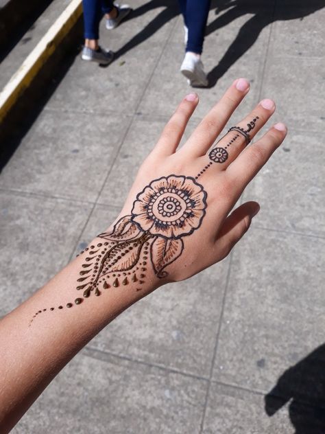 Dream Catcher Mehndi Design, Dream Catcher Henna Design, Dream Catcher Hand Tattoo, Dream Catcher Henna, Hanna Tattoo, Small Henna Designs, Henna Ink, Small Henna, Henna Inspo