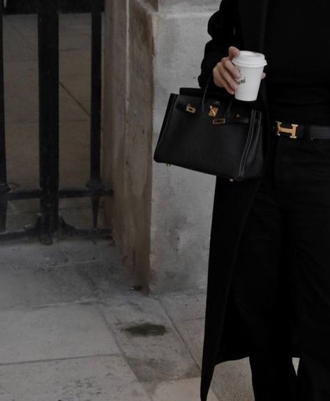 @mija_mija / minimal / black / outfit / Hermes Birkin / bag Blue Heel Outfits, Black Birkin Bag Outfit, Birkin Outfit Casual, Hermes Birkin 25 Outfit, Mini Hermes Bag, Birkin 25 Outfit, Hermes Birkin Outfit, Kelly Bag Outfit, Birkin Bag Outfit